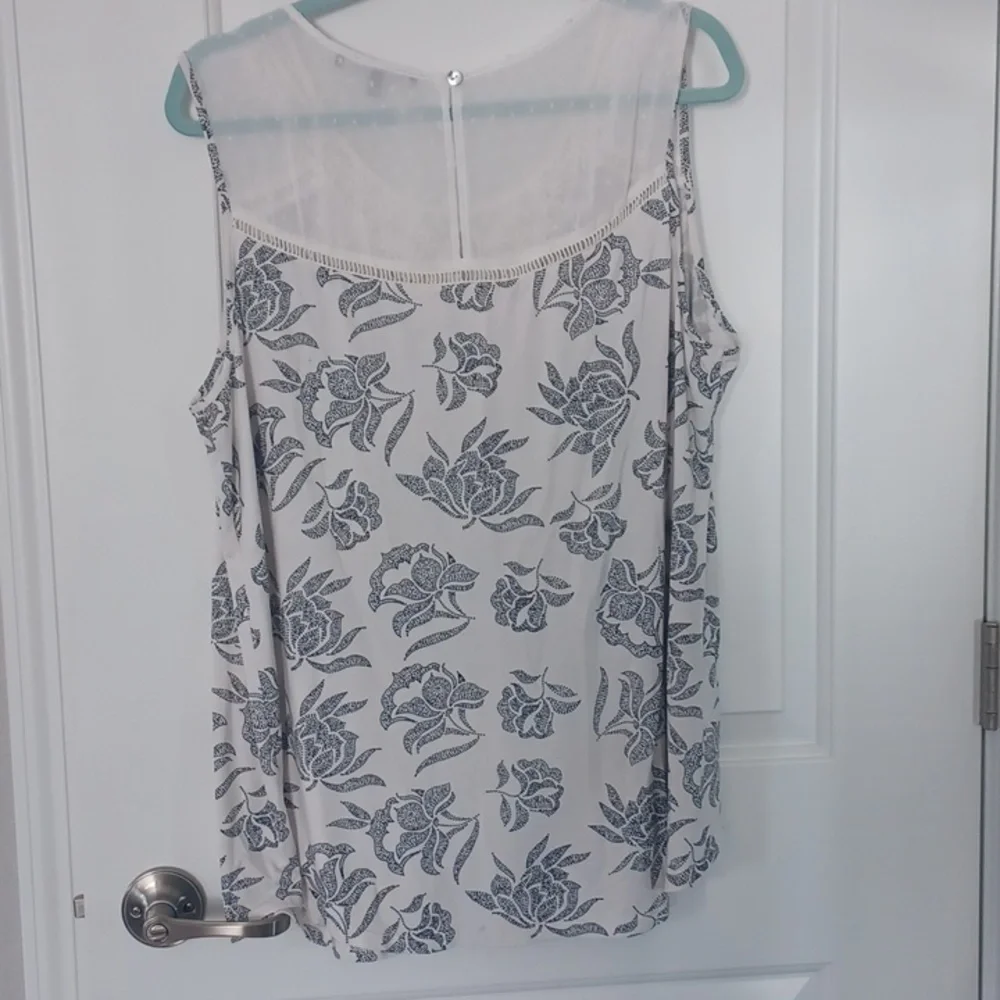 White Top with Black Floral Print and Crochet Lace - Picture 5 of 5
